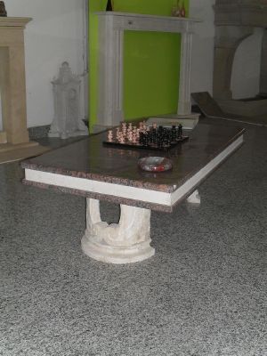 Table basse en travertin sculpté et plateau en granit