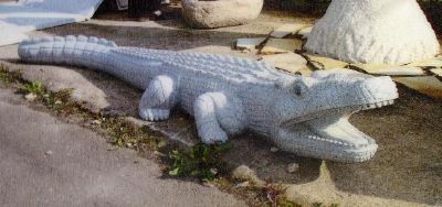Sculpture de crocodile en granit gris celeste