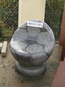 Banc ballon de foot en granit 