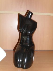 Femme accroupie sculptée