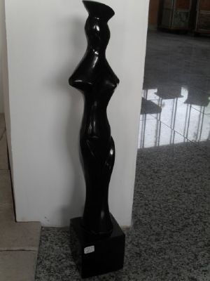 Sculpture de femme en granit noir