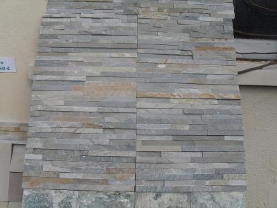 Habillage de mur en bande de quartzite préassemblées (au m²)