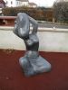 Femme assise en granit anthracite poli