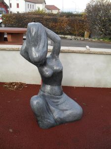 Femme assise en granit anthracite poli