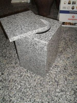 Urne en granit gris