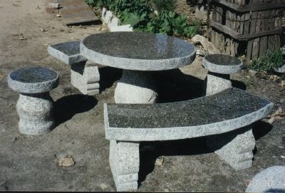 Table de jardin avec bancs