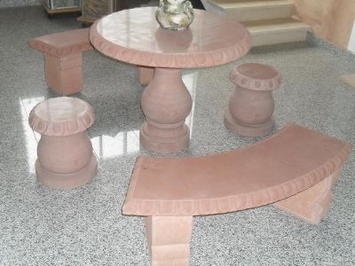 Table de jardin en grès rose sculpté