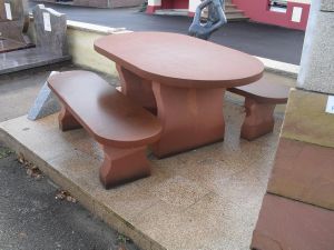 Table et bancs de jardin en grès rouge