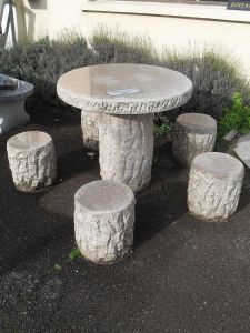 Table de jardin en granit avec bancs 
