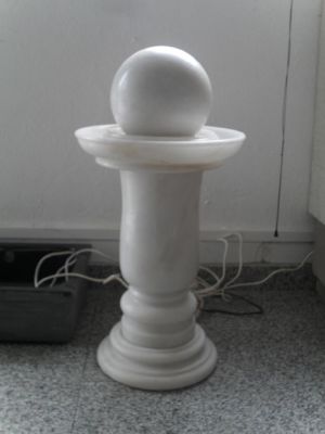 Fontaine en marbre blanc avec boule