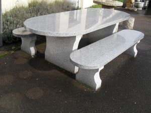 1 table et bancs de jardin en granit gris clair