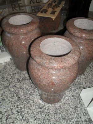 Vase en granit poli