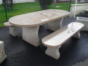 Table de jardin en granit avec bancs 
