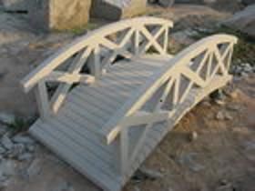 Pont en granit pour agrémenter un jardin